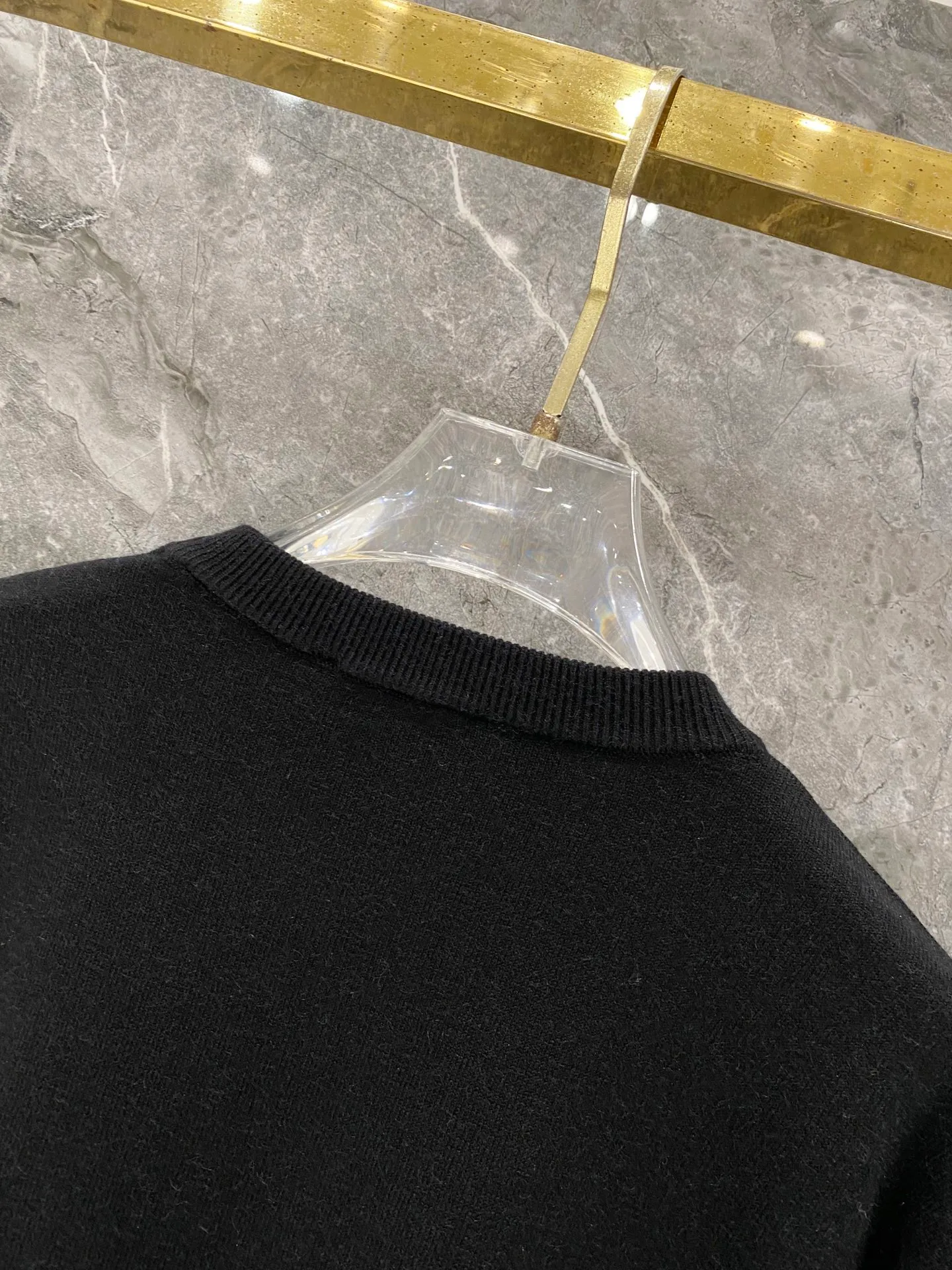 ami·Autumn and winter round neck knitting is the most New Arrival! High-quality Italian imported fabrics, high-density knitting, Versatile sweaters, and shirts are all very handsome! Logo! It is more durable and less prone to deformation. It has an excellent fit and can be easily held in various styles. It is also a type that needs to be adjusted according to the fit of the fabric! Classic fashion decoration, which is sought after every year, has become popular all over the world! Sizes:S-XXL